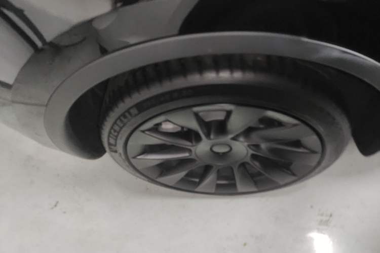 Used Tesla Model Y 2021 Long-Range All-Wheel-Drive Version Right Rear Wheel Hub