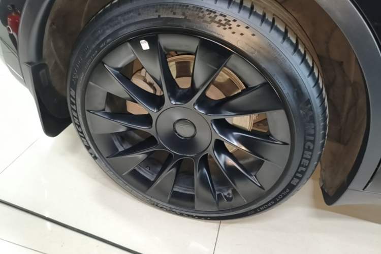 Used Tesla Model Y 2021 Standard Range Rear-Wheel Drive Version Right Rear Wheel Hub