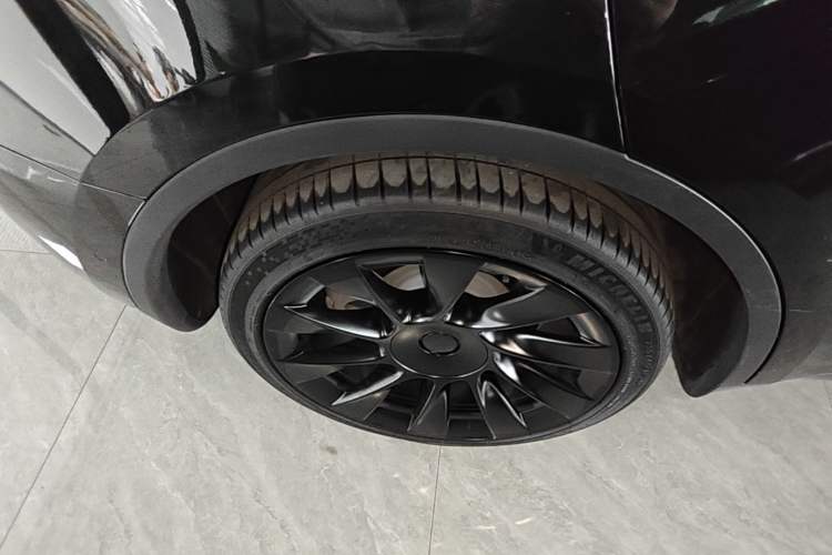 Used Tesla Model Y 2021 Revised Version 2 Long-Range All-Wheel-Drive Edition Right Rear Wheel Hub