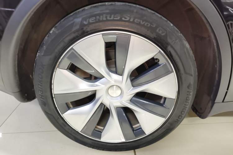 Used Tesla Model Y 2021 Standard Range Rear-Wheel Drive Version Right Rear Wheel Hub