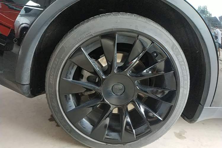Used Tesla Model Y 2021 Standard Range Rear-Wheel Drive Version Right Rear Wheel Hub