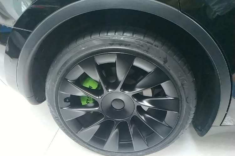 Used Tesla Model Y 2021 Standard Range Rear-Wheel Drive Version Right Rear Wheel Hub