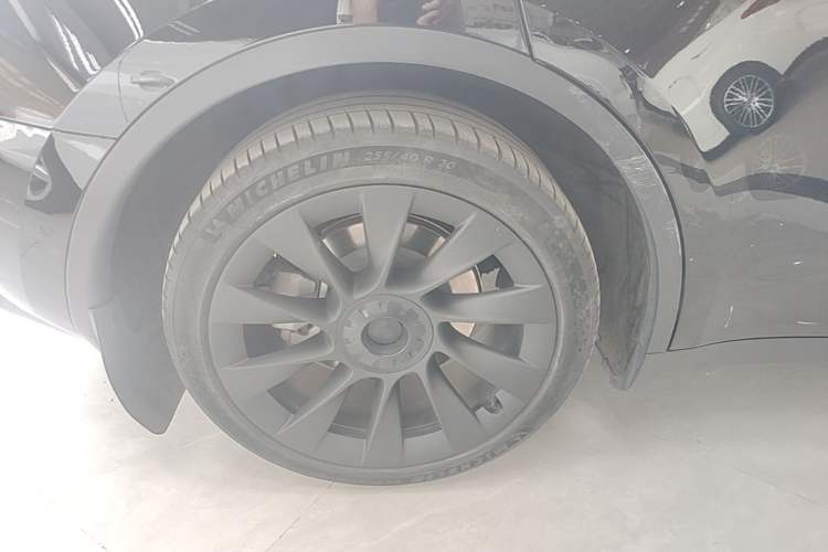 Used Tesla Model Y 2021 Long-Range All-Wheel-Drive Version 3D7 Right Rear Wheel Hub