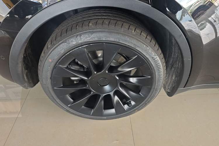 Used Tesla Model Y 2021 Standard Range Rear-Wheel Drive Version Right Rear Wheel Hub