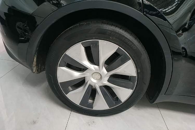 Used Tesla Model Y 2021 Standard Range Rear-Wheel Drive Version Right Rear Wheel Hub