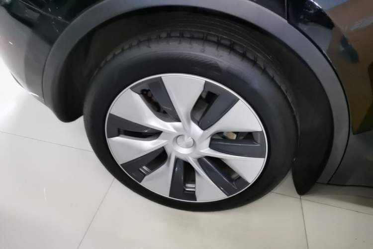 Used Tesla Model Y 2021 Long-Range All-Wheel-Drive Version 3D7 Right Rear Wheel Hub