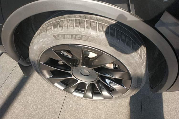 Used Tesla Model Y 2021 Long-Range All-Wheel-Drive Version 3D7 Right Rear Wheel Hub