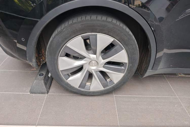 Used Tesla Model Y 2021 Standard Range Rear-Wheel Drive Version Right Rear Wheel Hub