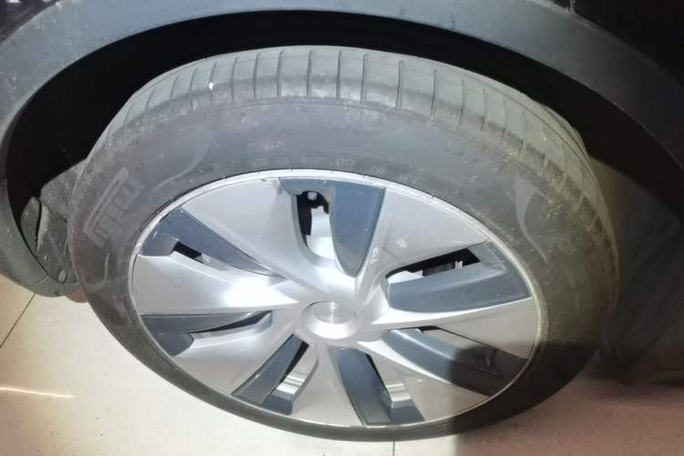 Used Tesla Model Y 2021 Standard Range Rear-Wheel Drive Version Right Rear Wheel Hub