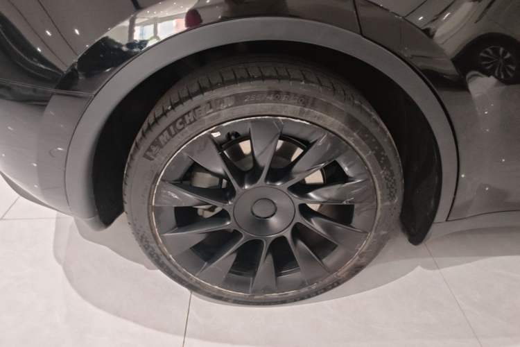 Used Tesla Model Y 2021 Standard Range Rear-Wheel Drive Version Right Rear Wheel Hub