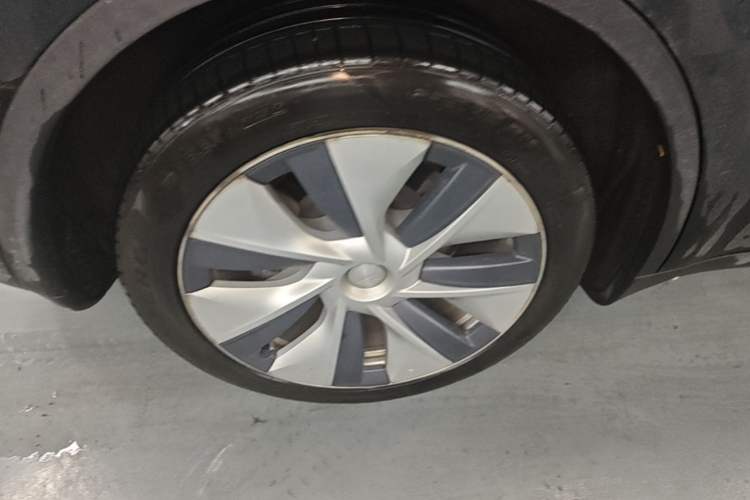 Used Tesla Model Y 2021 Standard Range Rear-Wheel Drive Version Right Rear Wheel Hub