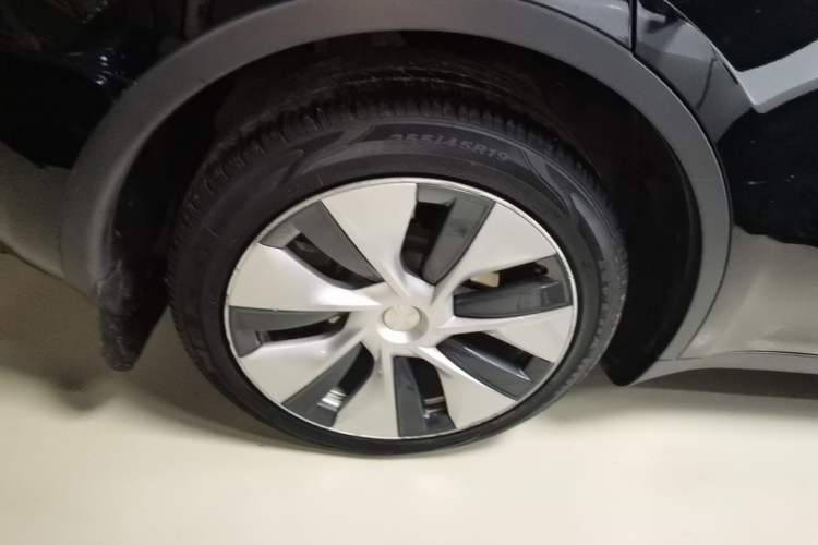 Used Tesla Model Y 2021 Long-Range All-Wheel-Drive Version 3D7 Right Rear Wheel Hub
