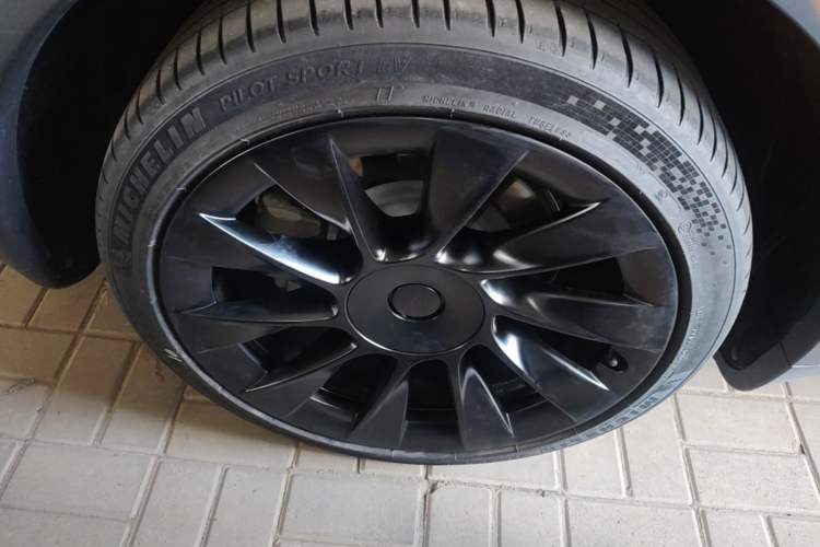 Used Tesla Model Y 2021 Revised Version 2 Long-Range All-Wheel-Drive Edition Right Rear Wheel Hub