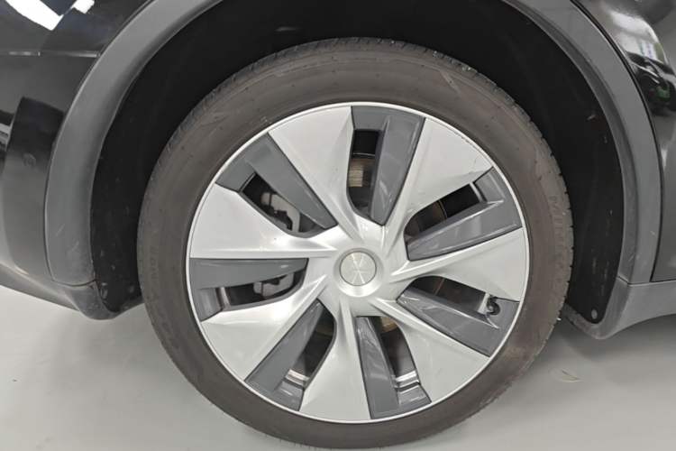 Used Tesla Model Y 2021 Long-Range All-Wheel-Drive Version Right Rear Wheel Hub