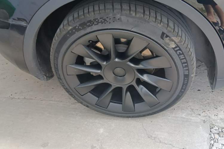 Used Tesla Model Y 2021 Long-Range All-Wheel-Drive Version 3D7 Right Rear Wheel Hub
