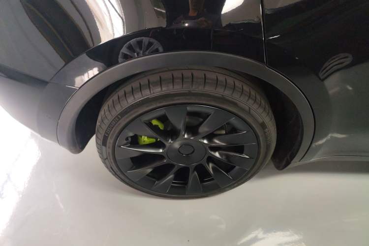Used Tesla Model Y 2021 Standard Range Rear-Wheel Drive Version Right Rear Wheel Hub
