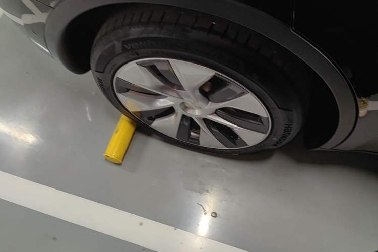 Used Tesla Model Y 2021 Standard Range Rear-Wheel Drive Version Right Rear Wheel Hub