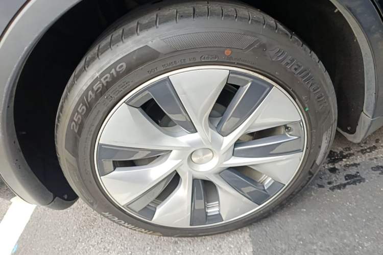 Used Tesla Model Y 2021 Standard Range Rear-Wheel Drive Version Right Rear Wheel Hub
