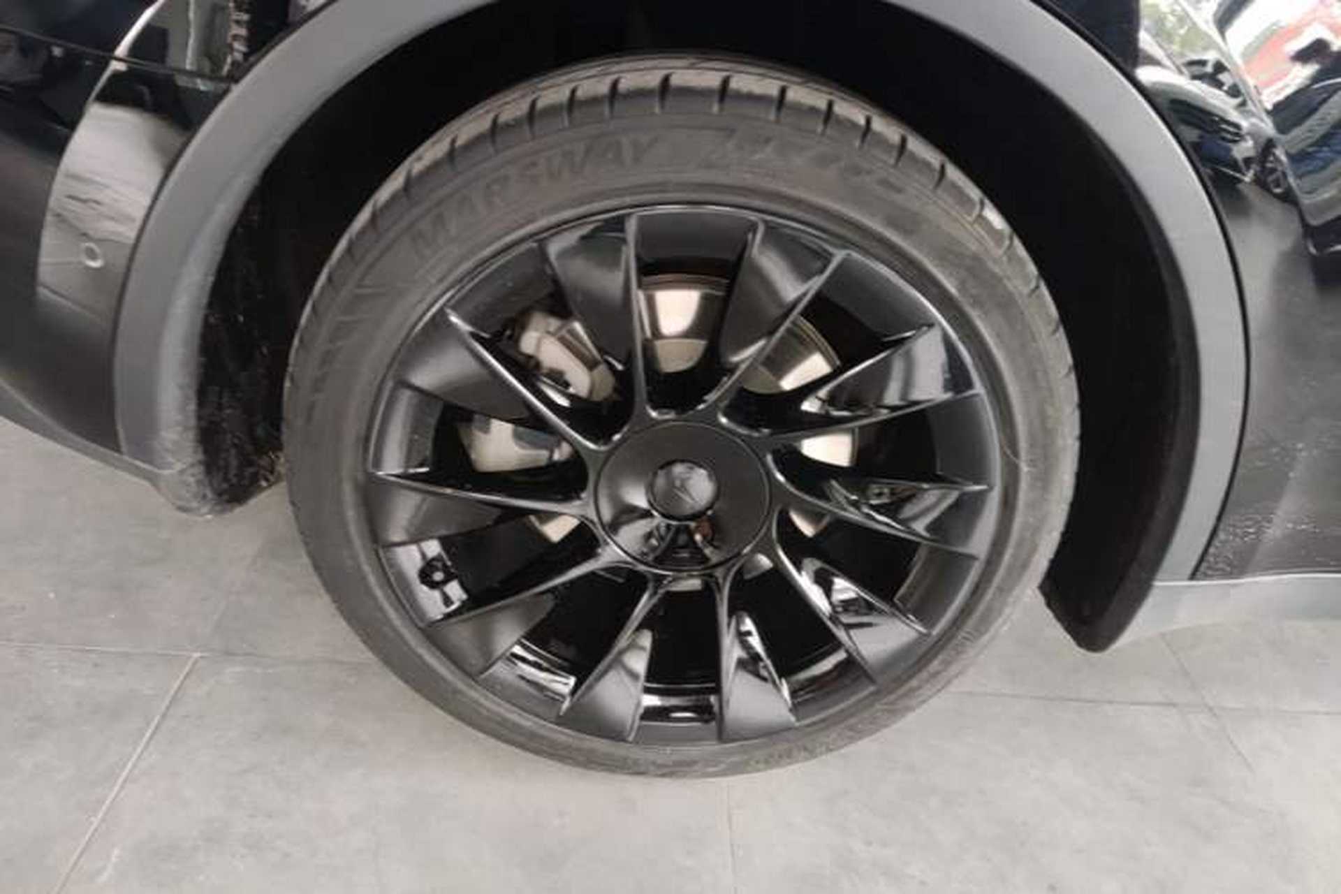 Used Tesla Model Y 2021 Standard Range Rear-Wheel Drive Version Right Rear Wheel Hub