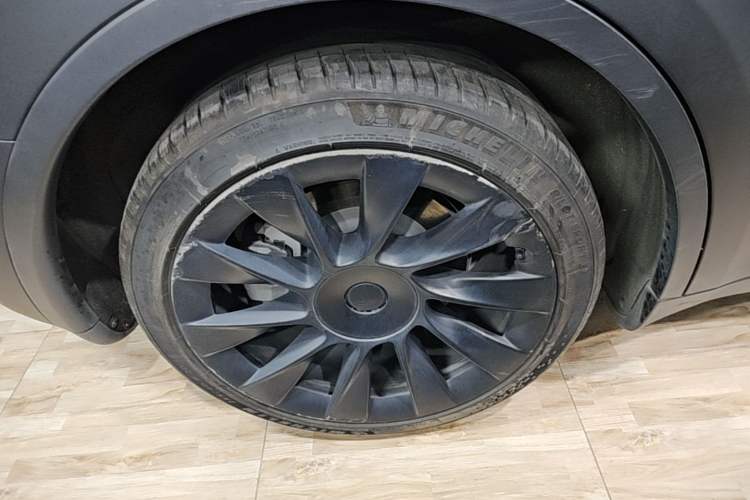 Used Tesla Model Y 2021 Standard Range Rear-Wheel Drive Version Right Rear Wheel Hub