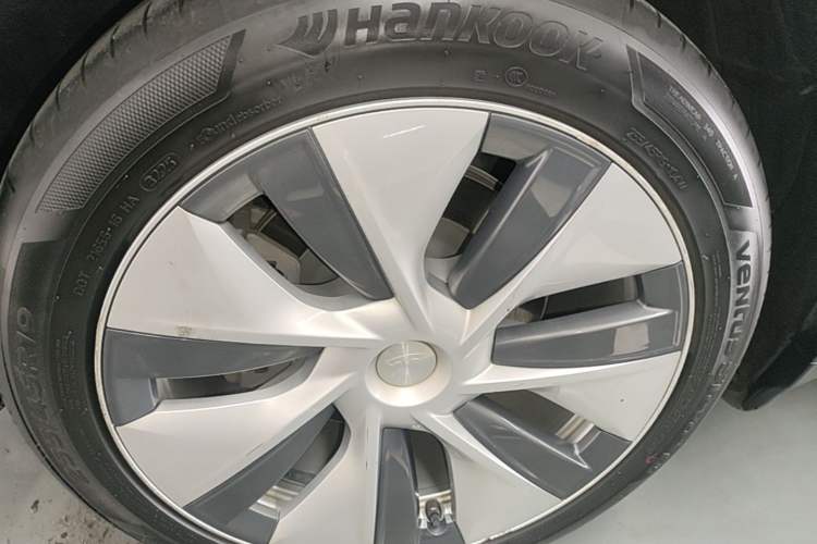 Used Tesla Model Y 2021 Standard Range Rear-Wheel Drive Version Right Rear Wheel Hub