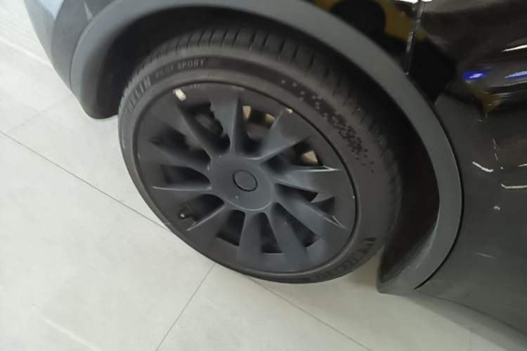 Used Tesla Model Y 2021 Standard Range Rear-Wheel Drive Version Right Rear Wheel Hub