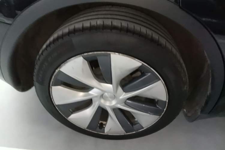 Used Tesla Model Y 2021 Standard Range Rear-Wheel Drive Version Right Rear Wheel Hub