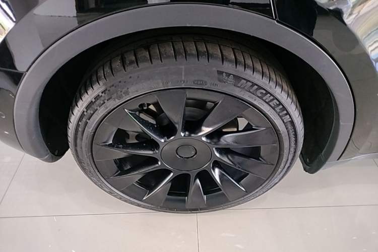 Used Tesla Model Y 2021 Standard Range Rear-Wheel Drive Version Right Rear Wheel Hub