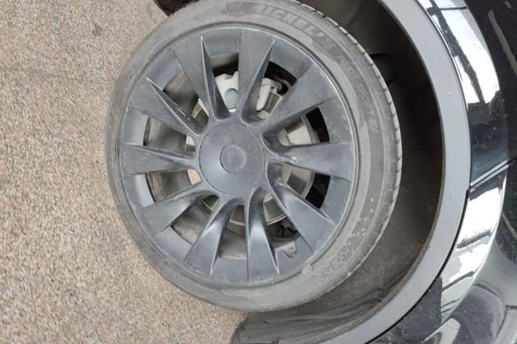 Used Tesla Model Y 2021 Standard Range Rear-Wheel Drive Version Right Rear Wheel Hub