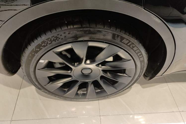 Used Tesla Model Y 2021 Standard Range Rear-Wheel Drive Version Right Rear Wheel Hub
