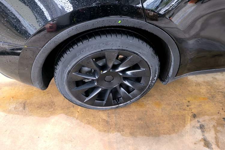 Used Tesla Model Y 2021 Standard Range Rear-Wheel Drive Version Right Rear Wheel Hub
