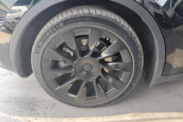 Used Tesla Model Y 2021 Standard Range Rear-Wheel Drive Version Right Rear Wheel Hub