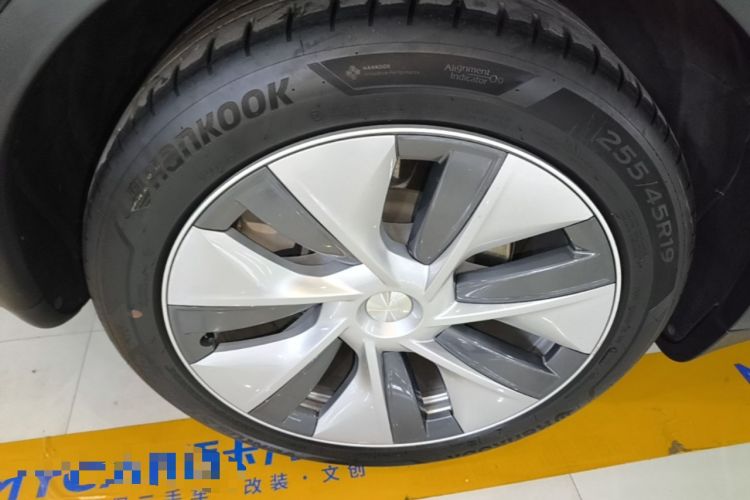 Used Tesla Model Y 2021 Standard Range Rear-Wheel Drive Version Right Rear Wheel Hub
