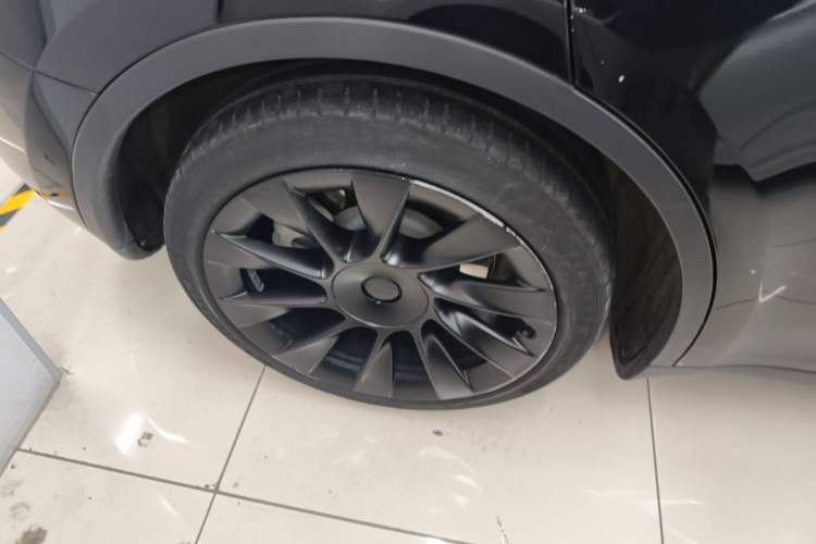 Used Tesla Model Y 2021 Standard Range Rear-Wheel Drive Version Right Rear Wheel Hub