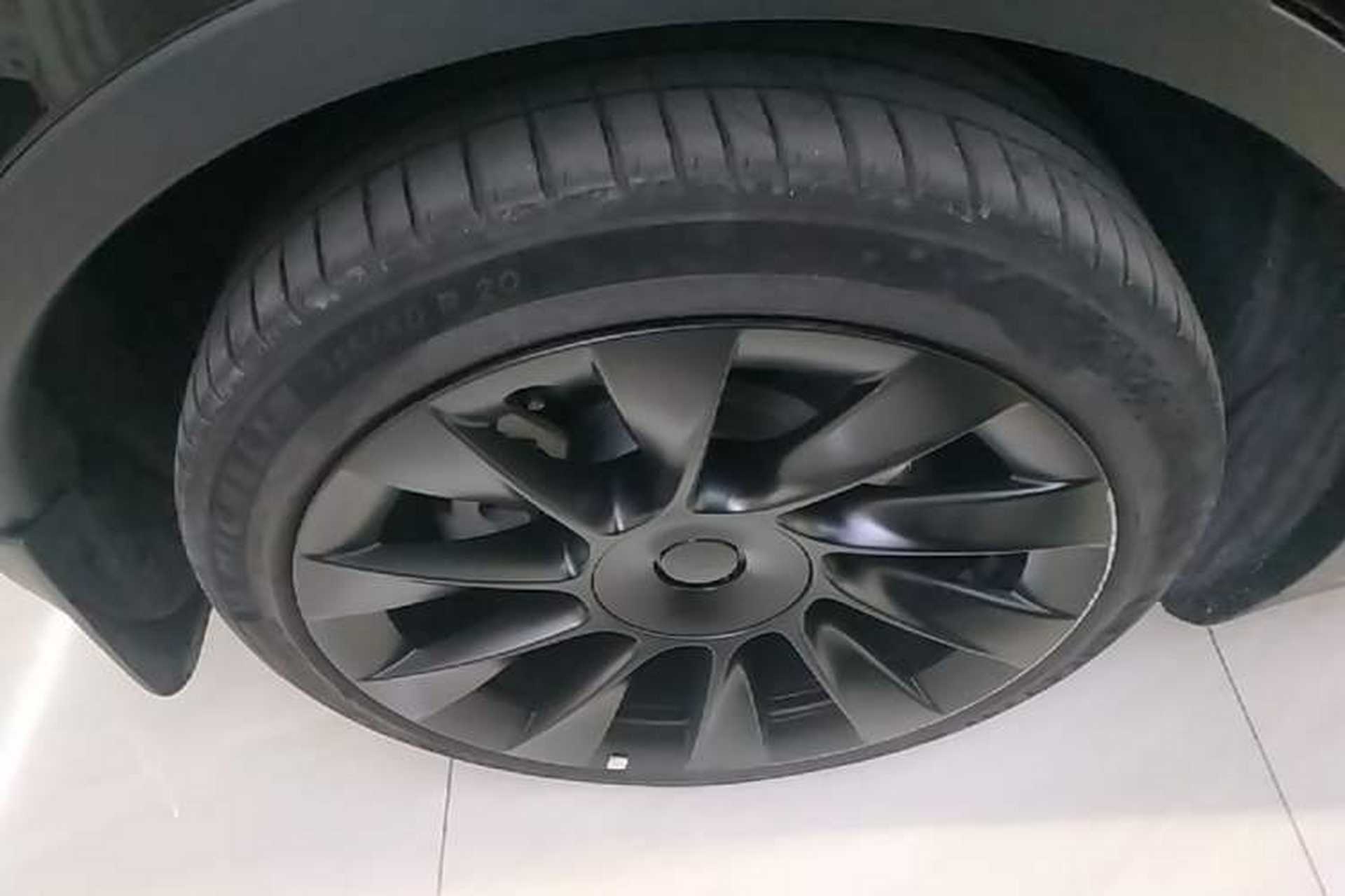 Used Tesla Model Y 2021 Long-Range All-Wheel-Drive Version 3D7 Right Rear Wheel Hub