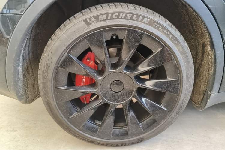 Used Tesla Model Y 2021 Standard Range Rear-Wheel Drive Version Right Rear Wheel Hub