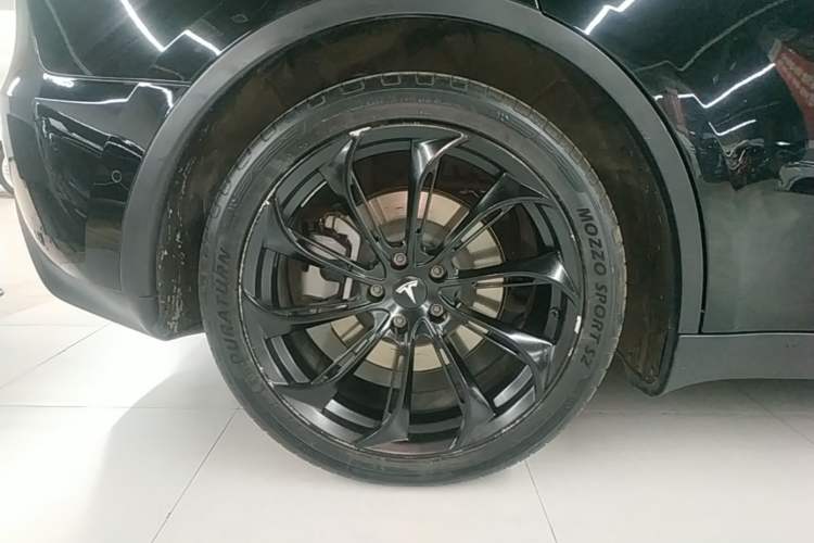 Used Tesla Model Y 2021 Standard Range Rear-Wheel Drive Version Right Rear Wheel Hub
