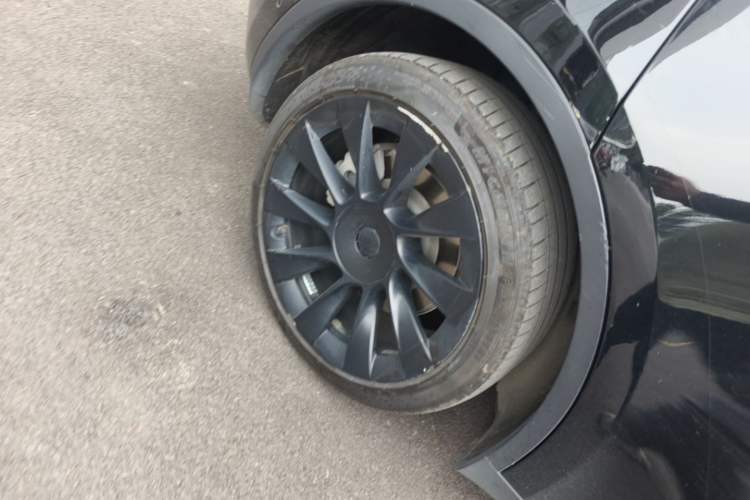 Used Tesla Model Y 2021 Standard Range Rear-Wheel Drive Version Right Rear Wheel Hub