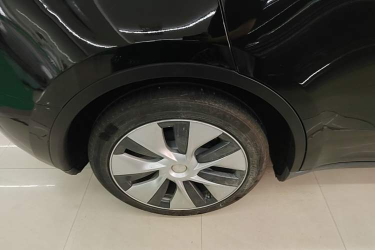 Used Tesla Model Y 2021 Standard Range Rear-Wheel Drive Version Right Rear Wheel Hub
