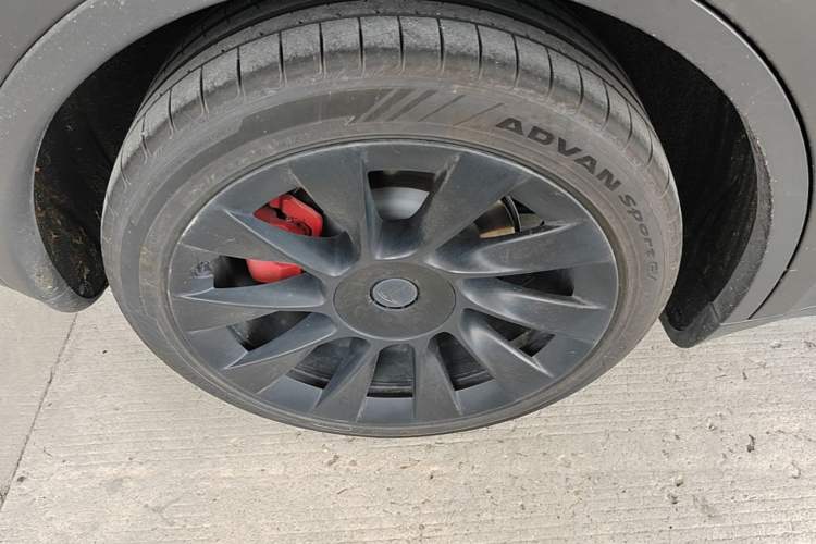 Used Tesla Model Y 2021 Standard Range Rear-Wheel Drive Version Right Rear Wheel Hub