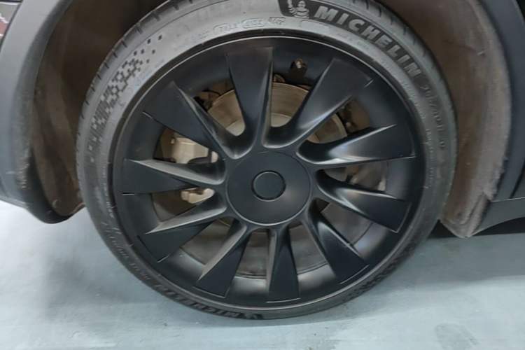 Used Tesla Model Y 2021 Standard Range Rear-Wheel Drive Version Right Rear Wheel Hub