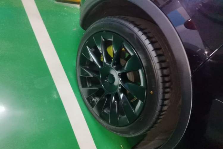 Used Tesla Model Y 2021 Long-Range All-Wheel-Drive Version Right Rear Wheel Hub