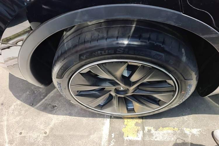 Used Tesla Model Y 2021 Long-Range All-Wheel-Drive Version 3D7 Right Rear Wheel Hub