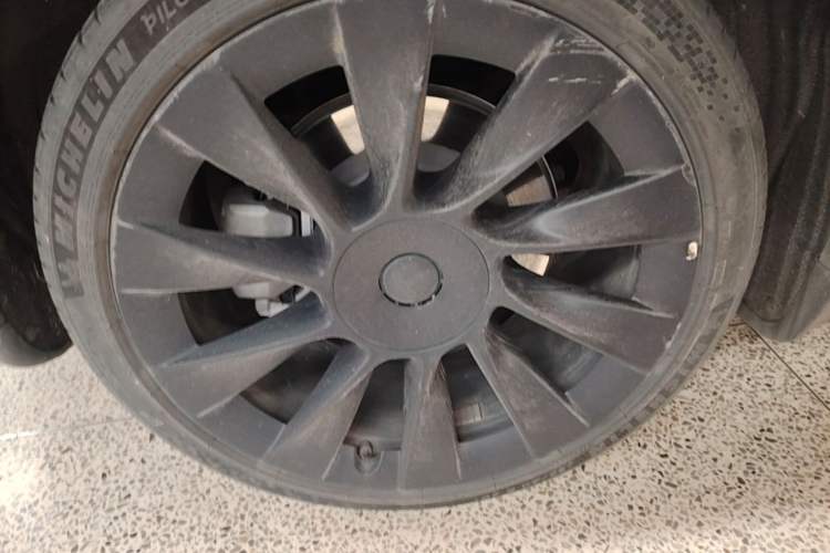 Used Tesla Model Y 2021 Long-Range All-Wheel-Drive Version Right Rear Wheel Hub