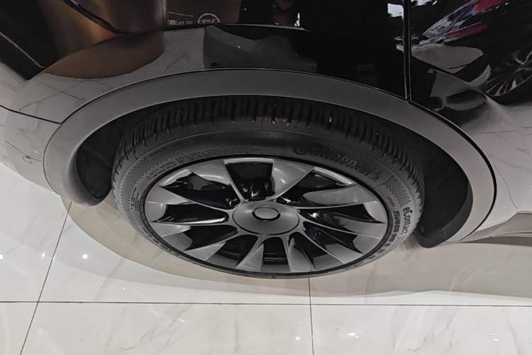 Used Tesla Model Y 2021 Standard Range Rear-Wheel Drive Version Right Rear Wheel Hub