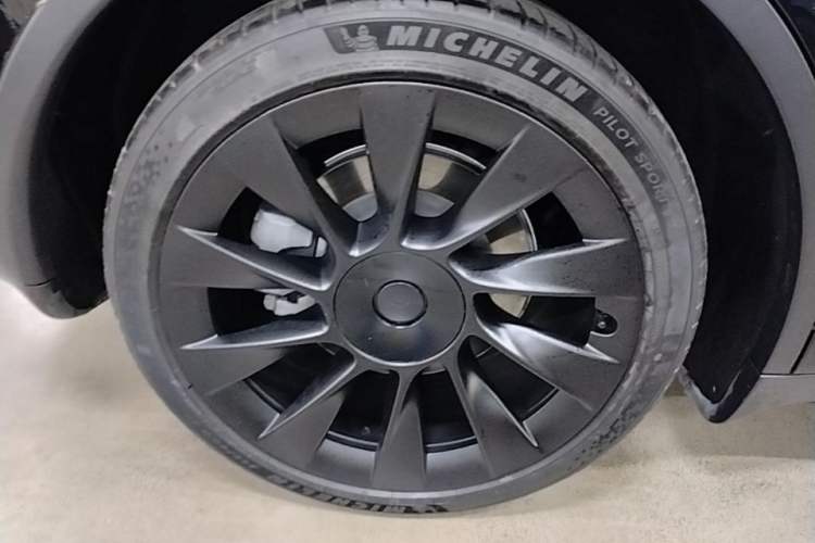 Used Tesla Model Y 2021 Standard Range Rear-Wheel Drive Version Right Rear Wheel Hub