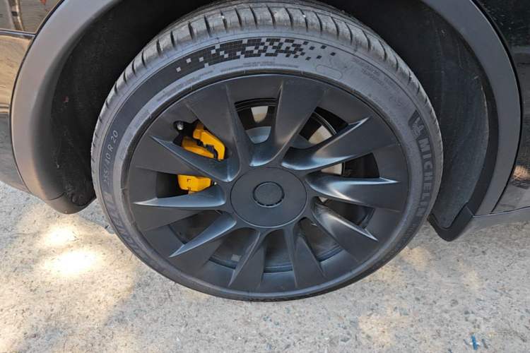 Used Tesla Model Y 2021 Standard Range Rear-Wheel Drive Version Right Rear Wheel Hub