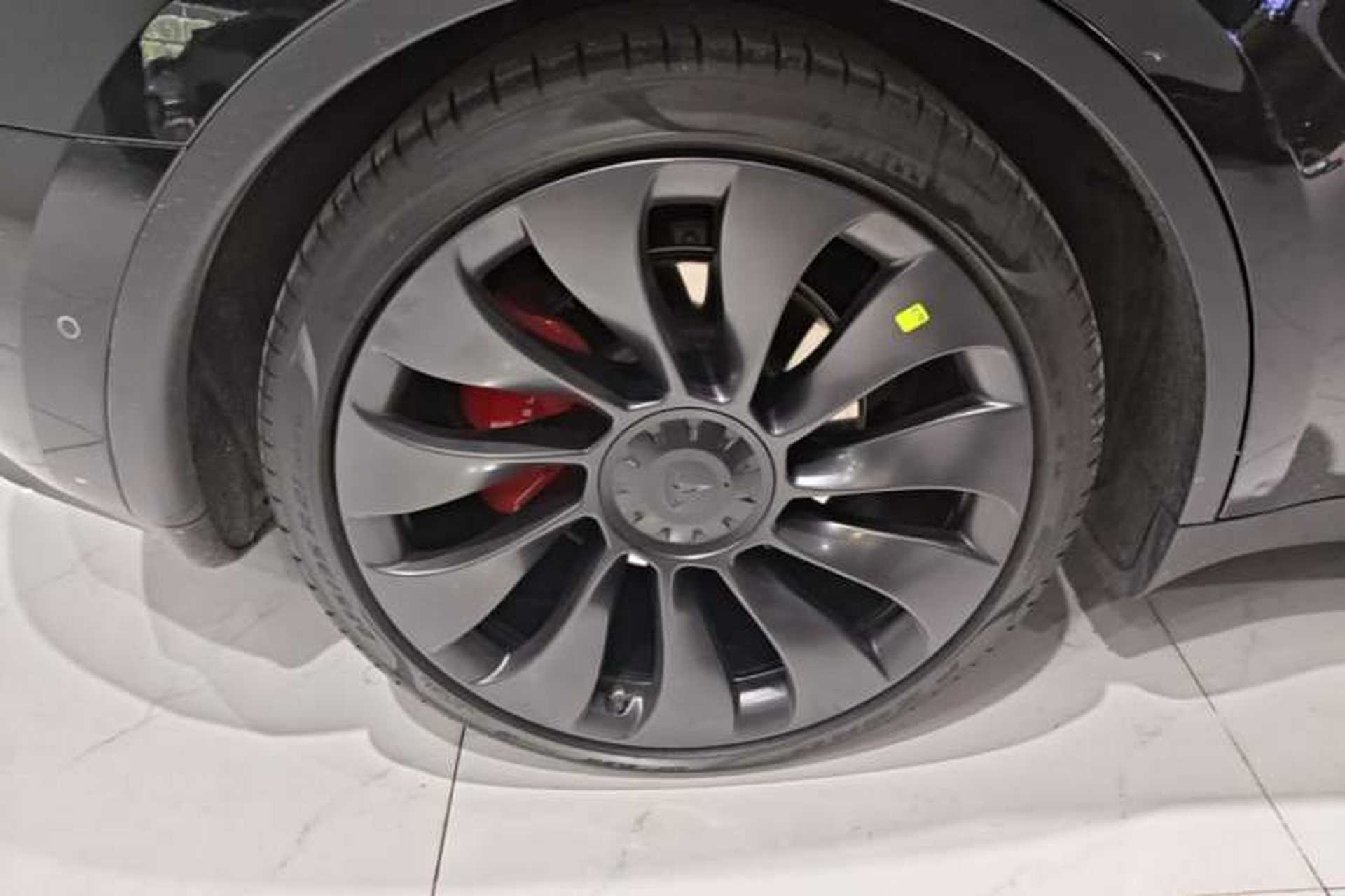 Used Tesla Model Y 2021 Performance High-Performance All-Wheel-Drive Version Right Rear Wheel Hub