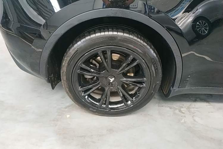 Used Tesla Model Y 2021 Standard Range Rear-Wheel Drive Version Right Rear Wheel Hub
