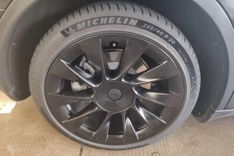 Used Tesla Model Y 2021 Standard Range Rear-Wheel Drive Version Right Rear Wheel Hub